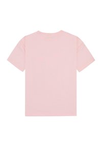 Camiseta de algodón rosa con mangas cortas, cuello redondo y una textura suave. El diseño es sencillo, con un color sólido y sin gráficos.