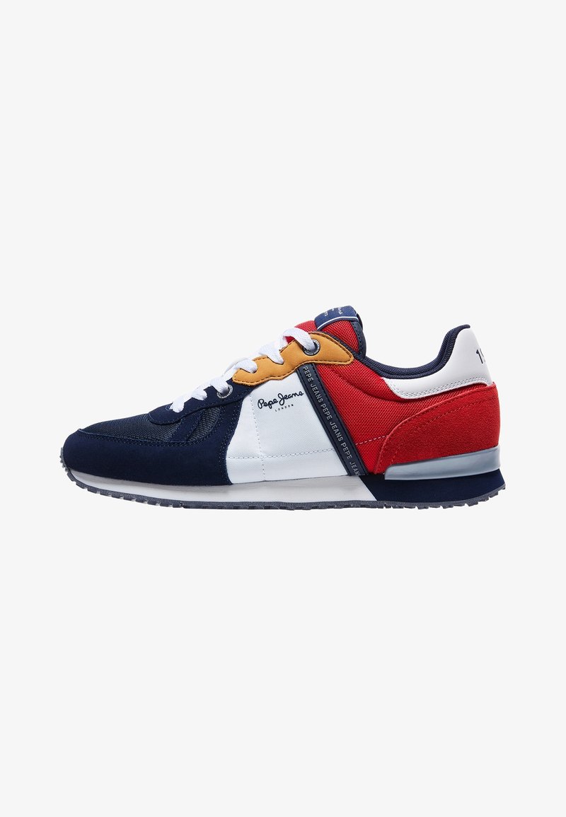 Baskets pour homme en daim et mesh bleu marine, avec des accents rouges et jaunes, des panneaux blancs et une semelle en caoutchouc avec un motif texturé. Logo de la marque sur le côté.