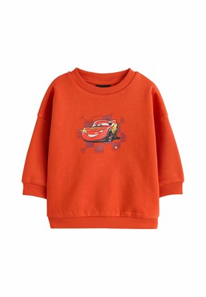 Orange langærmet børnesweatshirt med en smilende rød racerbils grafik i midten på en ternet baggrund.