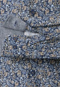 Blaues Hemd mit floralem Muster, das einen navyfarbenen Grundton, beige und hellblaue Akzente, einen Button-Down-Kragen und zwei Knöpfe an den Manschetten aufweist.