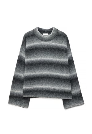 Maglione a maniche lunghe con scollo a girocollo, righe orizzontali sfumate in grigio e polsini e collo a costine, mostrato disteso su sfondo bianco.