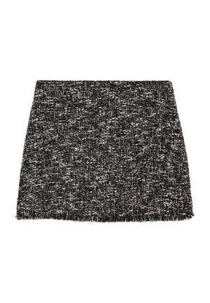 Zwart-wit tweed mini-rok met een rafelige zoom. Gestructureerde vorm met een textuur oppervlak, geschikt voor verschillende casual outfits.