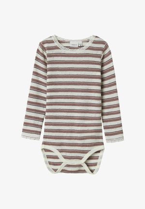 Prugasta bodysuit z dolgimi rokavi v bež in burgundski barvi z čipkastim okrasom okoli vratu in na manšetah, opremljen s pritrdilnimi gumbi na dnu.