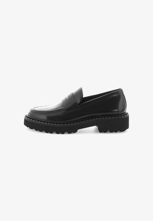 Zwarte leren loafers met een glanzende afwerking, voorzien van een gestikte bovenrand, een dikke wigzool en een robuuste profiel voor grip.