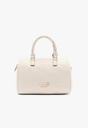 Sac à main en cuir vegan blanc avec un haut arrondi, de courtes poignées, des accents en métal doré et un logo en relief sur le devant. Texture lisse.