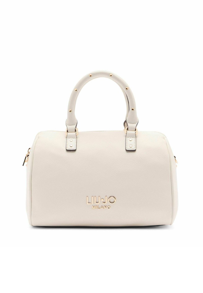 Sac à main en cuir vegan blanc avec un haut arrondi, de courtes poignées, des accents en métal doré et un logo en relief sur le devant. Texture lisse.