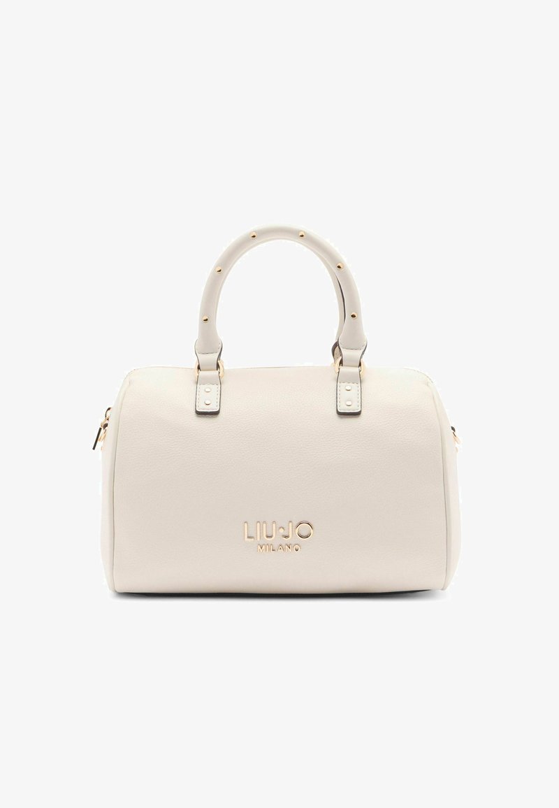 Sac à main en cuir vegan blanc avec un haut arrondi, de courtes poignées, des accents en métal doré et un logo en relief sur le devant. Texture lisse.