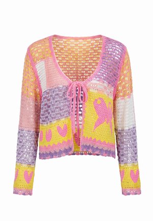 Cardigan au crochet à mailles ouvertes avec fermeture à nouer, présentant des blocs rose pastel, violet, jaune et blanc, ainsi que des motifs de papillons et de cœurs.