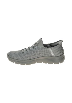 Scarpa sportiva grigia con tomaia in mesh, lacci elastici, contrafforte texturizzato e suola in gomma flessibile. Design leggero per il massimo del comfort.