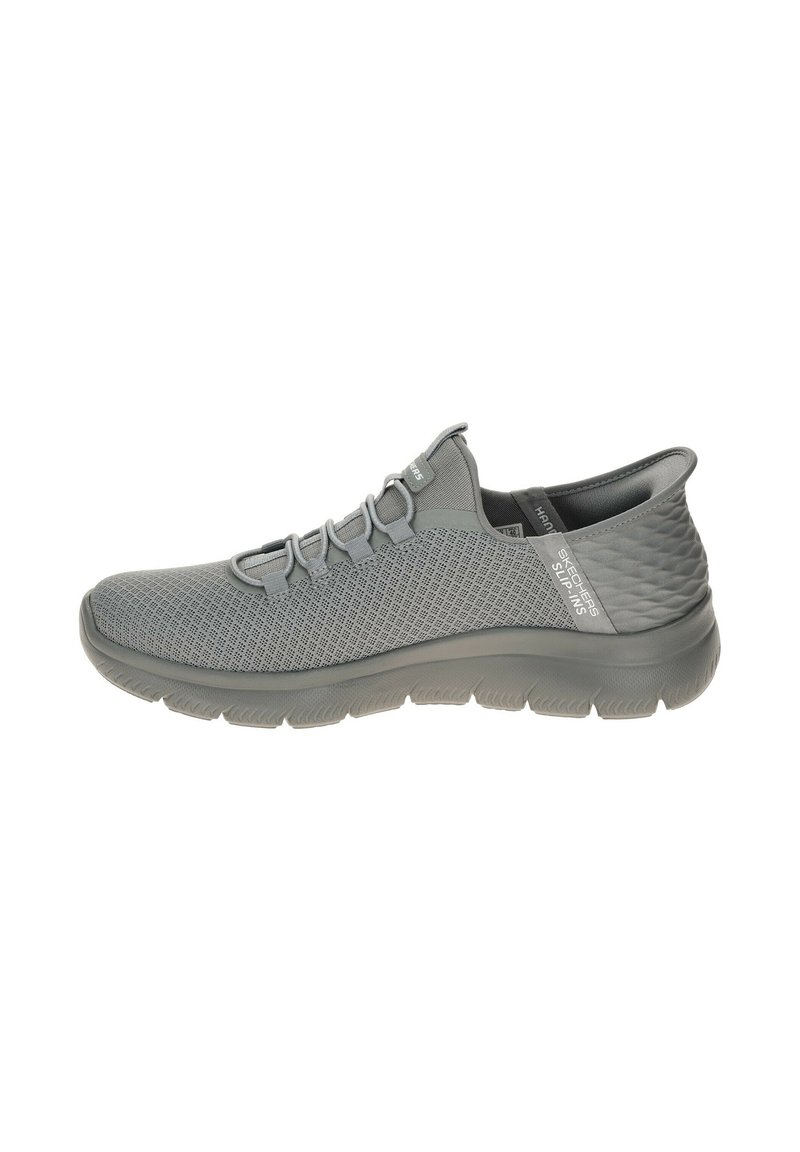 Scarpa sportiva grigia con tomaia in mesh, lacci elastici, contrafforte texturizzato e suola in gomma flessibile. Design leggero per il massimo del comfort.
