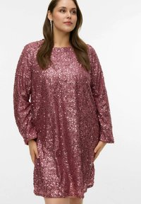 Lyserød palietkjole med lange ærmer og en afslappet pasform, med rund halsudskæring og en skinnende, tekstureret overflade af palietter.