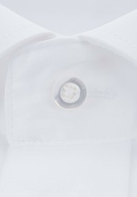 Biała koszula z kołnierzykiem z okrągłym, przezroczystym guzikiem z gwiazdkowym otworem w środku oraz starannym ściegiem wzdłuż krawędzi.