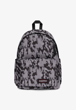 Rygsæk med et gråt og sort abstrakt mønster, lavet af stof, lynlåslomme foran, topgreb og polstrede stropper.