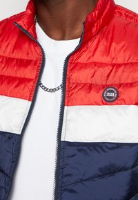 Jack & Jones HERO BODYWARMER COLLAR - Chaleco - dark blue/red