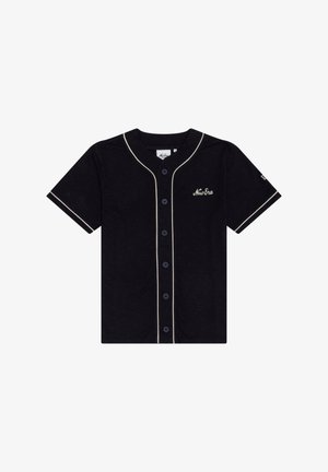 Tricou negru de baseball cu mâneci scurte, cu margini albe, nasturi în față și broderie „New Era” pe pieptul stâng.