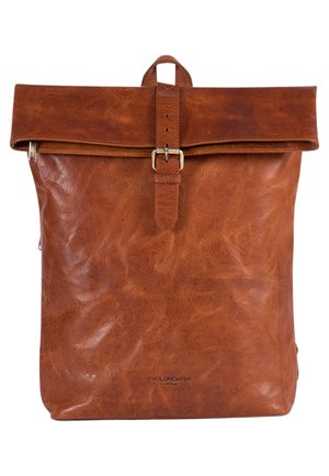 Brauner Leder-Rucksack mit Roll-Top-Design, ausgestattet mit einem Metallverschluss, Reißverschluss und strukturiertem Oberflächenmaterial. Schlichte Markierung auf der Vorderseite.