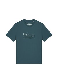 Teal katoenen T-shirt met korte mouwen en een ronde halslijn. Heeft witte opdruk met de tekst: "Was muss, das muss." Glad textuur, casual ontwerp.