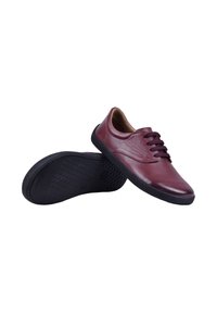 Paire de chaussures décontractées en cuir rouge foncé à lacets avec semelles en caoutchouc noir, l'une montrant le dessus et l'autre montrant le motif de la semelle.