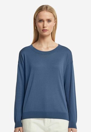 Maglione blu lavorato a maglia con scollatura rotonda e maniche lunghe, caratterizzato da una texture liscia e dettagli a coste su polsini e orlo.