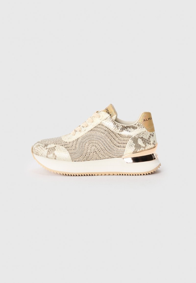 Baskets beige et dorées avec motif peau de serpent, détails en strass, semelle blanche épaisse avec accent doré, et fermeture à lacets.