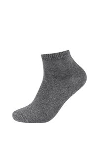 Calzini alla caviglia grigi realizzati in tessuto morbido e textured. Presentano un bordo a coste e una cucitura della punta liscia per il comfort. Design semplice e di un colore uniforme.