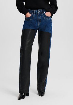Denim en zwarte faux leren broek met een rechte pasvorm. Bevat een bovenste gedeelte van blauwe denim en gladde zwarte onderpanelen.