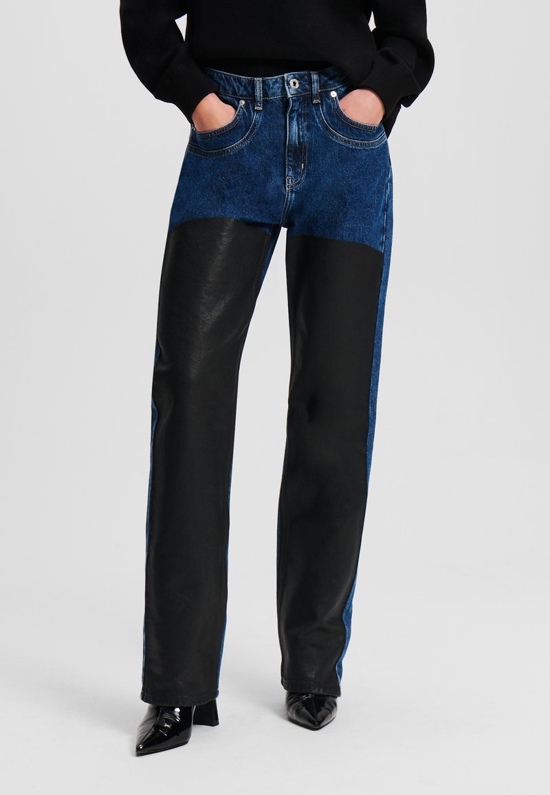 Traperice i crne hlače od umjetne kože ravnog kroja. Imaju gornji dio u plavom traperu i glatke crne donje panele.