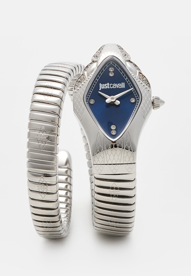 Montre en argent avec un cadran bleu triangulaire, rehaussé de diamants, et un bracelet à maillons au design texturé.