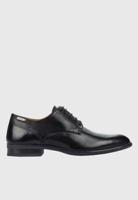 Chaussure habillée en cuir noir avec un bout arrondi, fermeture à lacets, texture lisse et un logo discret sur le côté. Design à talon bas.
