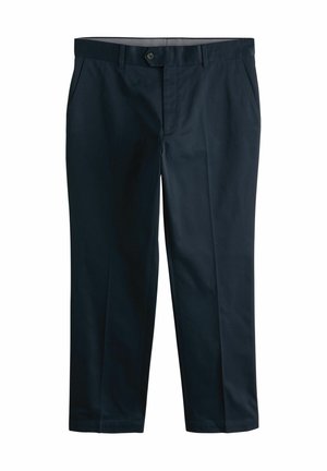 Pantalon en coton bleu marine avec une texture lisse, taille plate, poches latérales et une fermeture à bouton unique à la taille. Coupe ajustée.