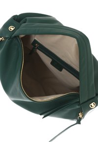 Borsa a tracolla verde in pelle con esterno testurizzato, chiusura con zip e finiture in metallo dorato; l'interno presenta una fodera beige chiaro e una tasca con zip.