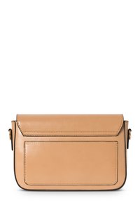 Bolso de hombro de cuero marrón claro con tapa plegable, bordes negros en contraste, un bolsillo frontal y accesorios en tono dorado.