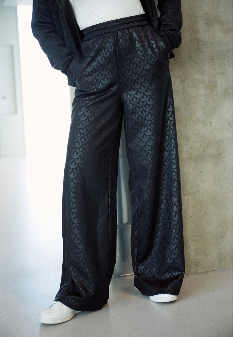 Parrots Aop Nylon Tracksuit Pants