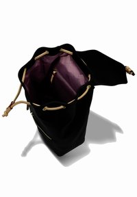 Borsa a secchiello nera realizzata in materiale testurizzato. Presenta un interno rosa chiaro con scomparti, cordino in pelle e dettagli metallici.