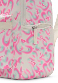 Sac à dos Nike en tissu avec une base blanche, ornée d'un motif abstrait coloré rose et turquoise. Comprend une poche latérale avec une fermeture éclair.