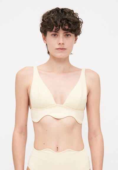 Hellgelbes Bikini-Oberteil mit V-Ausschnitt, gewelltem Bund und breiten Trägern, hergestellt aus einem glatten, dehnbaren Material.