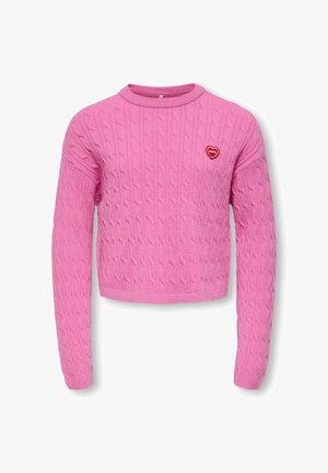 Pull rose à manches longues en maille torsadée avec encolure ronde et petit patch cœur rouge sur la poitrine indiquant "LOVE."