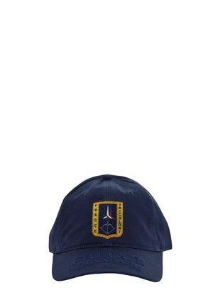Cappellino da baseball blu navy con toppa bordata in giallo che mostra tre aerei in rosso, bianco e verde e testo "Frecce Tricolori".