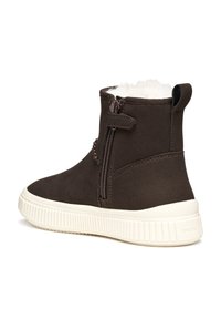 Braune Wildleder-Stiefeletten mit einer weißen Gummisohle, seitlichem Reißverschluss und flauschigem Innenfutter, ausgestattet mit einem strukturierten Obermaterial und runder Zehenform.