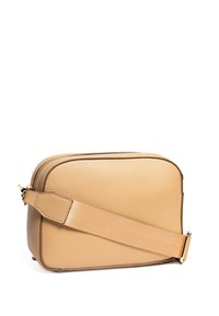 Borsa a tracolla in pelle tan con superficie texturizzata, forma rettangolare, chiusura con zip superiore e tracolla in tessuto regolabile. Accenti in metallo dorato.