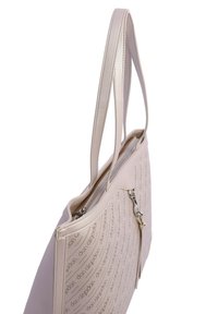 Bolso tote sintético beige con un patrón de logo en relieve, asas planas dobles y un compartimento con cremallera para un almacenamiento seguro.
