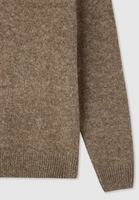 Maglione marrone a maglia con una finitura texture, orlo e polsini a costine. Il tessuto presenta un leggero effetto mélangé, che conferisce profondità e calore.