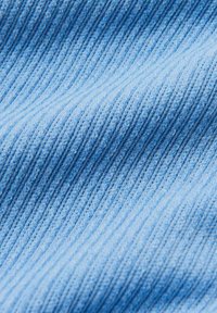 Hellblauer, gerippter Stoff mit weicher Textur. Das Material zeigt vertikale Linien, die ein strukturiertes Aussehen und Flexibilität verleihen.