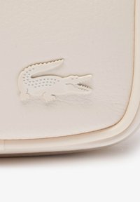 Lacoste ANGY - Taška cez plece - farine