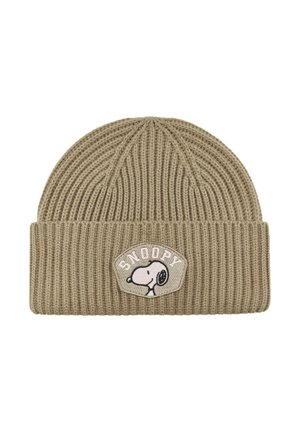 Bonnet beige tricoté avec un revers plié comportant un patch représentant la tête de Snoopy avec le mot "Snoopy" au-dessus.