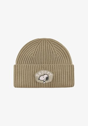 Bonnet beige tricoté avec un revers plié comportant un patch représentant la tête de Snoopy avec le mot "Snoopy" au-dessus.