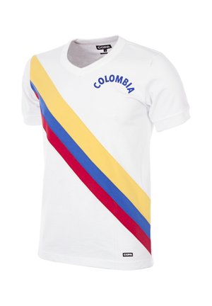 Wit V-hals T-shirt met diagonale gele, blauwe en rode strepen en de tekst "COLOMBIA" in blauw op de borst.