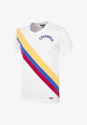 Wit V-hals T-shirt met diagonale gele, blauwe en rode strepen en de tekst "COLOMBIA" in blauw op de borst.