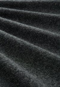 Țesătură de culoare gri închis, cu o suprafață moale, texturată, asemănătoare cu fetra, având riduri vizibile și un aspect ușor fuzzy.