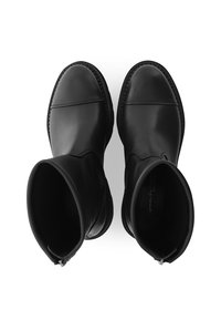 Zwarte leren enkelboots met een ronde neus, een gladde textuur, stikdetails en een flexibele bovenkant. Voorzien van een platte zool en een eenvoudig ontwerp.